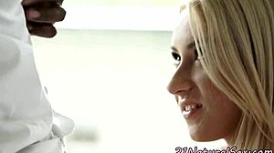 勺子位美女被男友黑大鸡巴操 😏 跨种族精液乐趣。