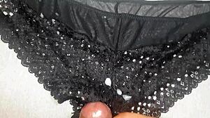 Buen chorro de leche sobre el cachetero de encaje negro de mi amiga la nalgona