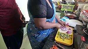 色情主人孟加拉女佣面前撸鸡巴