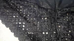 Buen chorro de leche sobre el cachetero de encaje negro de mi amiga la nalgona