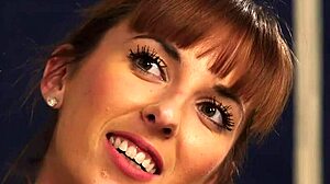 丰满宝贝只看着她失败邻居。