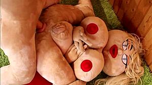 来自未来的终结者机器人操性爱娃娃的紧致屁股