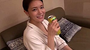 严厉老板Miku用啤酒和狂野骑乘庆祝