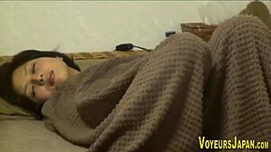 火辣亚洲妹子在公共场合自摸被抓，来看她的可爱动作！