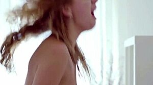 嘿，看艾米莉·索恩的狂野高潮按摩