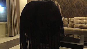 Bruna Lola，性感巴西女仆清理客厅！