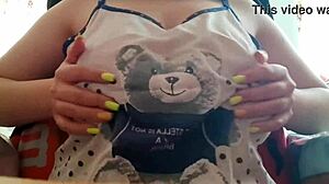 我感觉很害羞，展示大奶子而不是学习，但这让我很兴奋