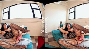 美国妞Catalina Rene玩弄她的光滑阴户到高潮