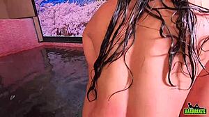 Lalla Potira在泳池边被射满身