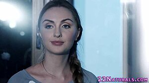 嘿，想看这欧洲正妹被狠狠指吗？