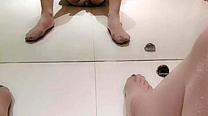 嘿，这亚洲人妖被抓到穿着女装在镜子前自慰！