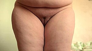 我迷上了这丰满熟女刮毛她毛茸茸的肥美私处