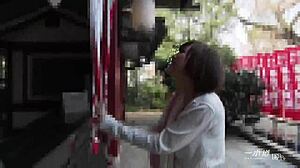 想和可爱的Kozue Aona一起去热气腾腾的温泉旅行吗？全是日本POV激情！