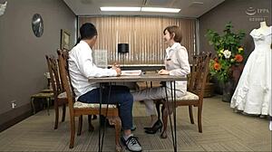 看看小泉彩在惊艳婚纱中的样子！