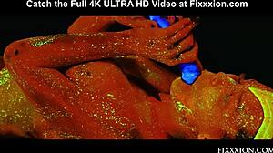 变性女神玩玩具，用手指玩弄她小巧的18+奶子，独奏