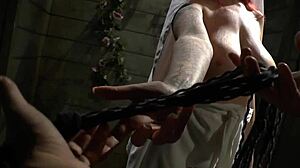 女王的奴隶舔穿孔的逼在疯狂笼子场景！😈