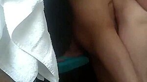 Siempre hay tiempo para una ducha con blowjob en hotel