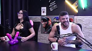 gostosa perde no jogo da punheta e tira sua roupa ficando toda pelada mostrando seus peitos e a buceta deliciosa bia hot official