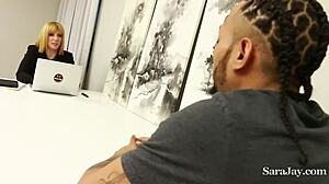 巨乳萨拉·杰弯腰吸骑硬鸡巴换钱穿高跟鞋