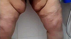 coolmarina在地板上到处撒尿，太野了！