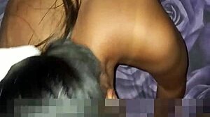 la puta de mi vecina chupandole la verga a mi marido