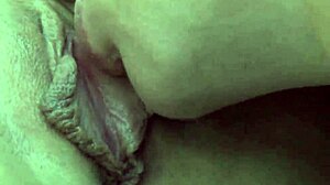 Feminge 4K - 泳池边业余女同被舔。