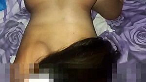 la puta de mi vecina chupandole la verga a mi marido