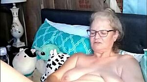 Vee lets her ass juice flow after dildo ass fucking in homemade vid