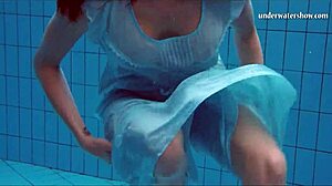 性感美女海滩水下游泳裸体挑逗