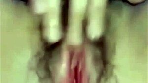 饥渴菲律宾妹子自摸湿穴，爽到高潮喷水