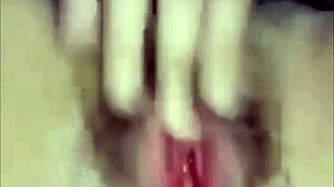 饥渴菲律宾妹子自摸湿穴，爽到高潮喷水