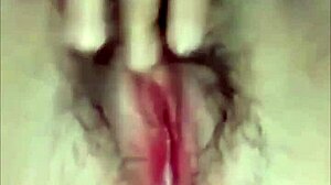 饥渴菲律宾妹子自摸湿穴，爽到高潮喷水