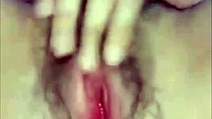 饥渴菲律宾妹子自摸湿穴，爽到高潮喷水