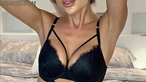 Molly Volk在11点展示狂野下体