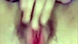 饥渴菲律宾妹子自摸湿穴，爽到高潮喷水