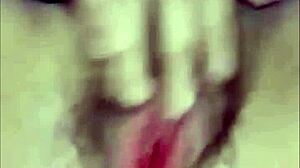 饥渴菲律宾妹子自摸湿穴，爽到高潮喷水