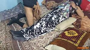 巴基斯坦妻子Amrozian Jan得到粗暴传教士式阴道操