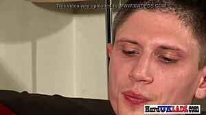 独奏同性Scouser在运动自慰中用力猛干