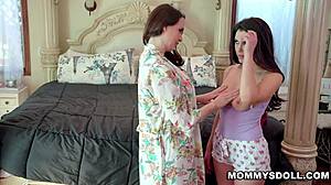 继母Chanel仔细查看Valentina的乳房。