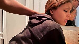 18岁拉丁妹在浴室意外遭遇