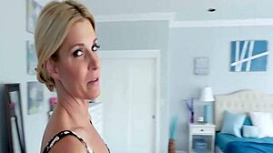 惊艳熟女吸吮并骑鸡巴，在HD POV中射脸上