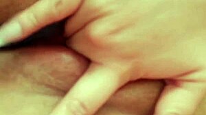 Zorra excitada se moja y le manda video a su chico