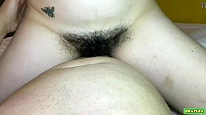 novinha de 18 anos com buceta peluda em sexo anal e gozada