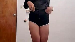 mira nada mas, que rico culo tiene ella, damn!