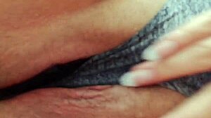 Zorra excitada se moja y le manda video a su chico