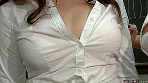 胸大熟女教授用鞭子支配年轻学生。她把他绑起来完全控制。