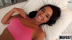 Averi Brooks gives balls deep blowjob massage