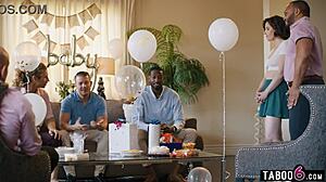 呃，Casey Calvert的婴儿洗礼派对变成疯狂群交！