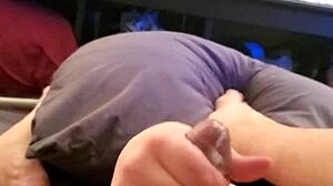 撸小18+鸡巴爽到极致高潮