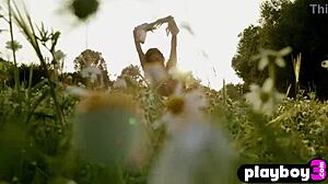 Anetta Keys' outdoor solo show: breasts, flexing, and a little sensual dance